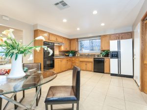 Kitchen & Eat-in Area