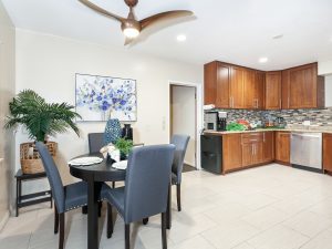 Kitchen & Breakfast Eat-in Area