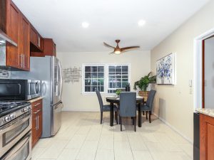 Kitchen & Breakfast Eat-in Area